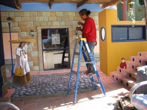 Pintando el mural deCasa de Vos en los Barriles, Baja California Sur.